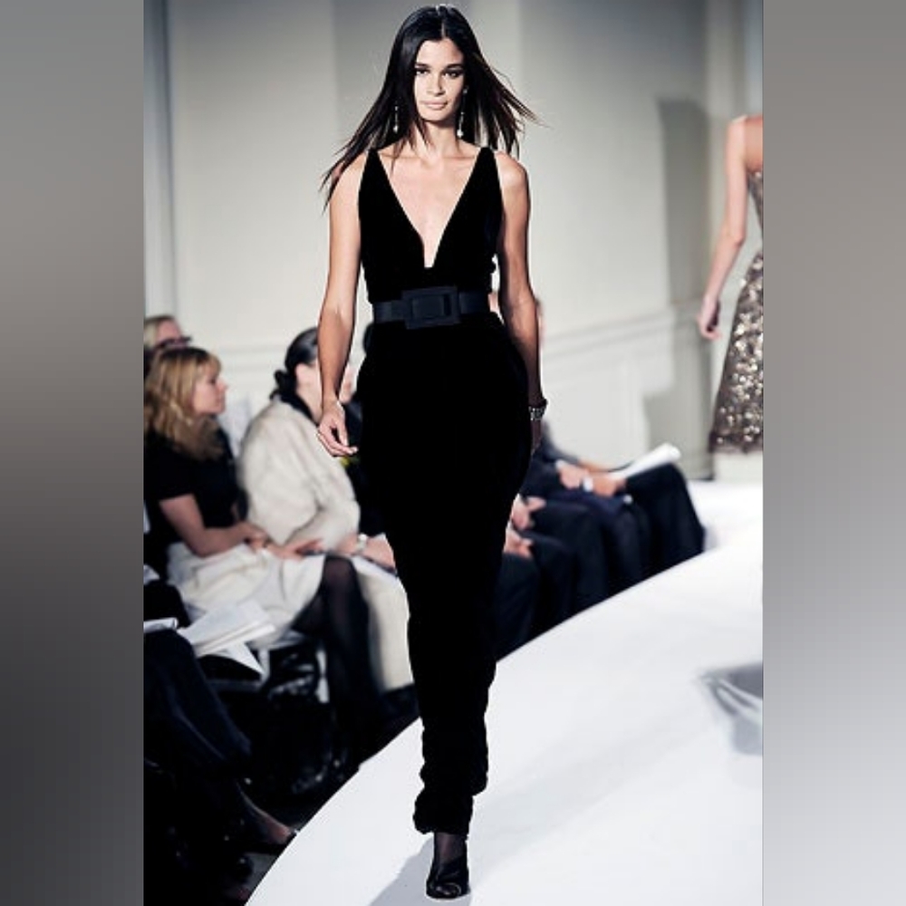 $6,000 OSCAR DE LA RENTA BLACK VELVET SILK LINED RUNWAY GOWN US 8, 10